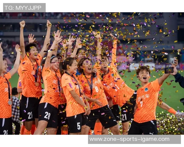 江大师生齐聚现场为武汉车谷江大女足庆祝亚洲冠军荣耀时刻